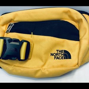 🔸🔸The North Face Bozer Hip Pack🔸🔸
Adjustable strap
Two pockets, zip closure